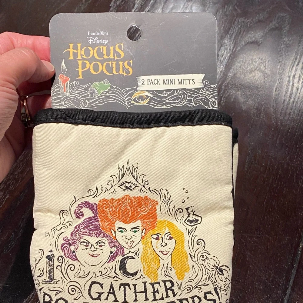 NWT Disney‎ Hocus Pocus Gather Round Sisters!    2 Pack Mitt Oven Set